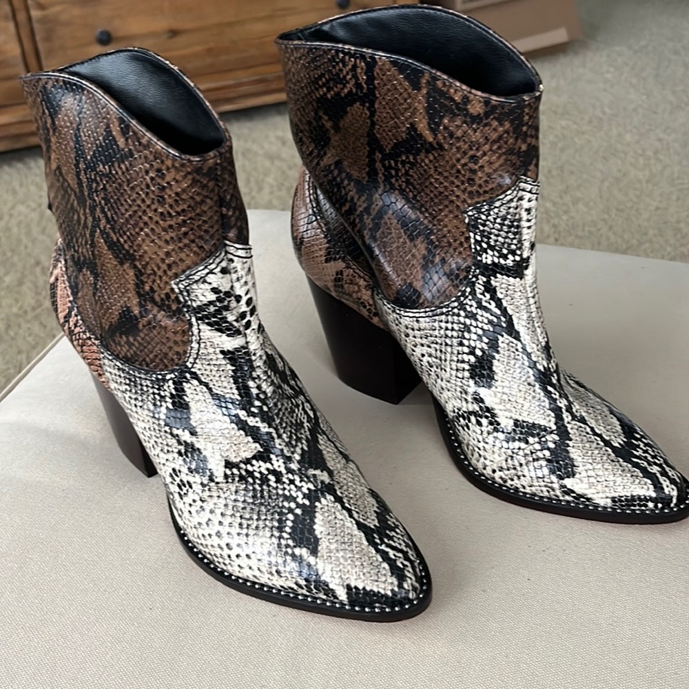 Schutz haven snakeskin-embossed leather western ankle boot. Size 8